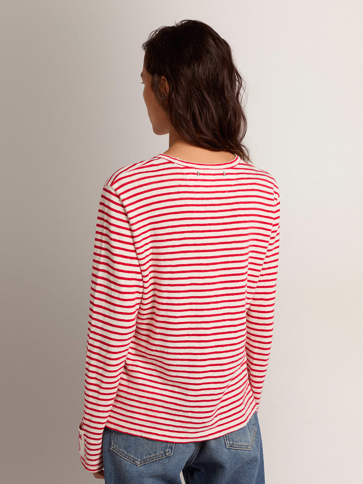 T-shirt con righe bianche e rosse e ricamo sul davanti