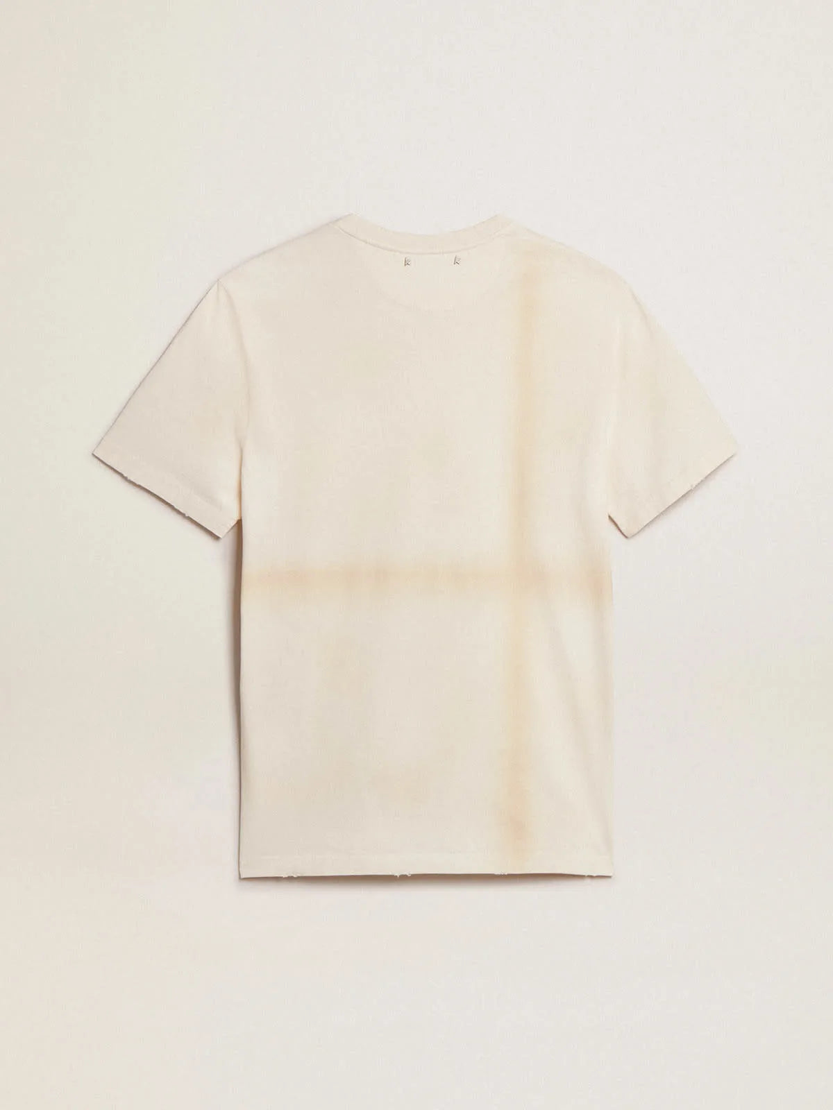 T-shirt in cotone color bianco vissuto con scritta sul taschino