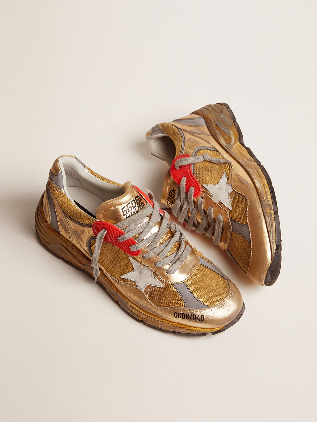 Sneaker Dad-Star color oro e finiture distressed