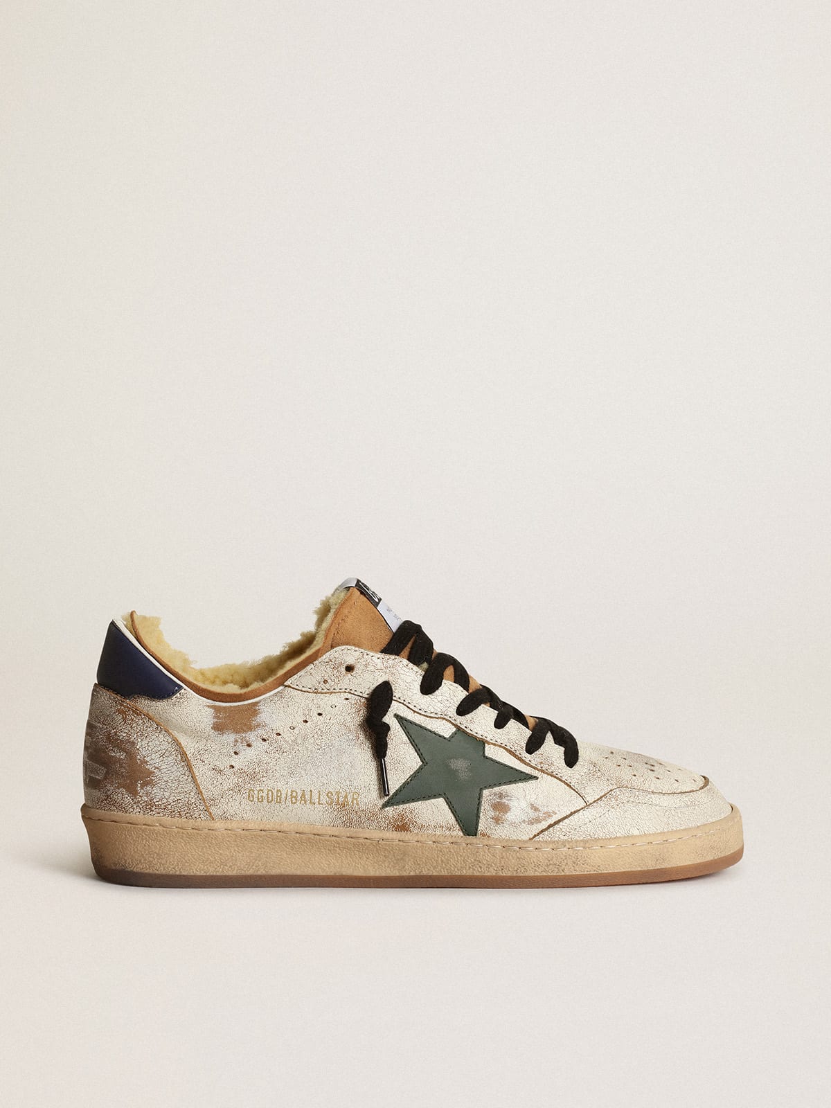 Sneaker Ball Star in pelle lucida bianca con stella in pelle verde scuro e fodera in shearling