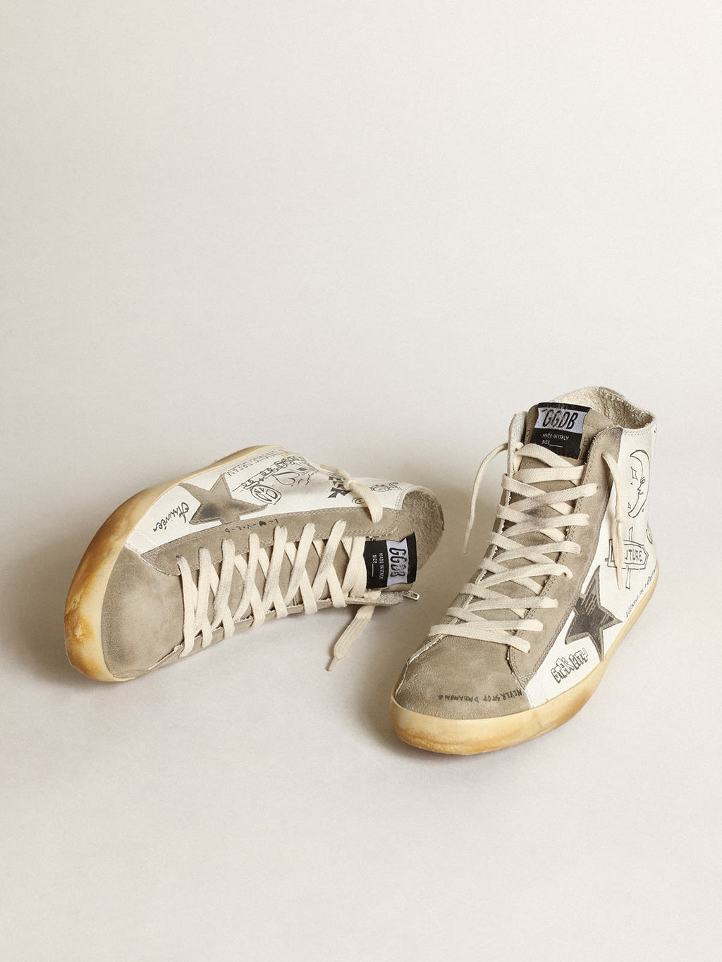 Sneaker Francy Uomo con inserti in suede color tortora e scritte nere all-over