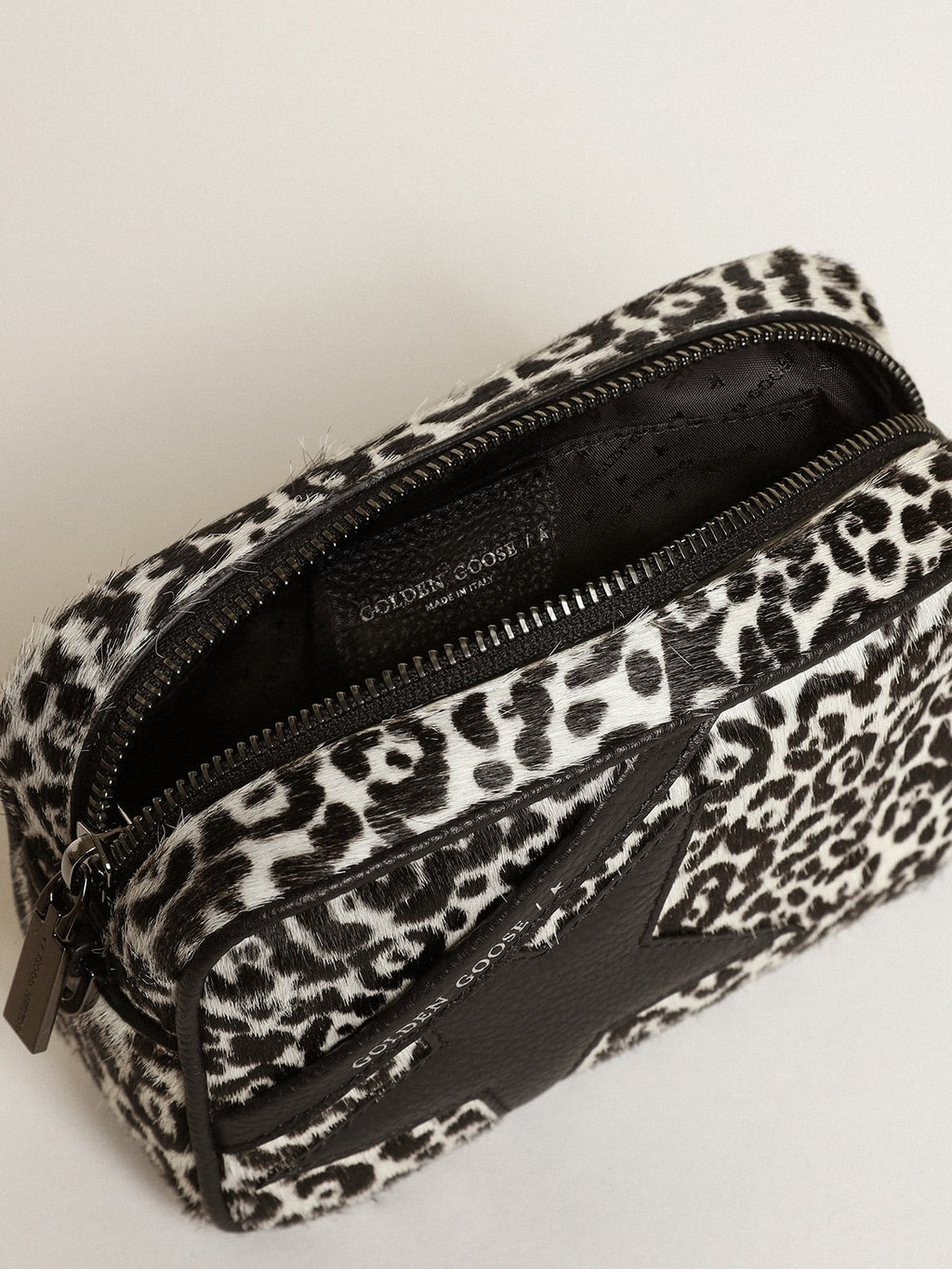 Borsa Mini Star Bag in cavallino leopardato color bianco e nero con stella in pelle nera