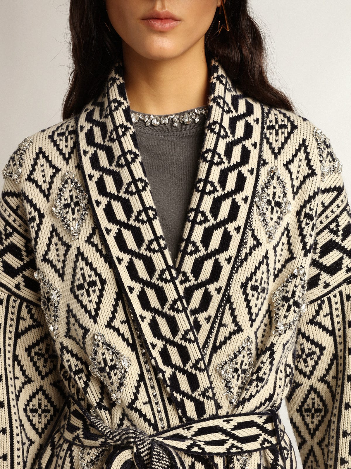 Cardigan color papiro in lana con motivo jacquard e cristalli