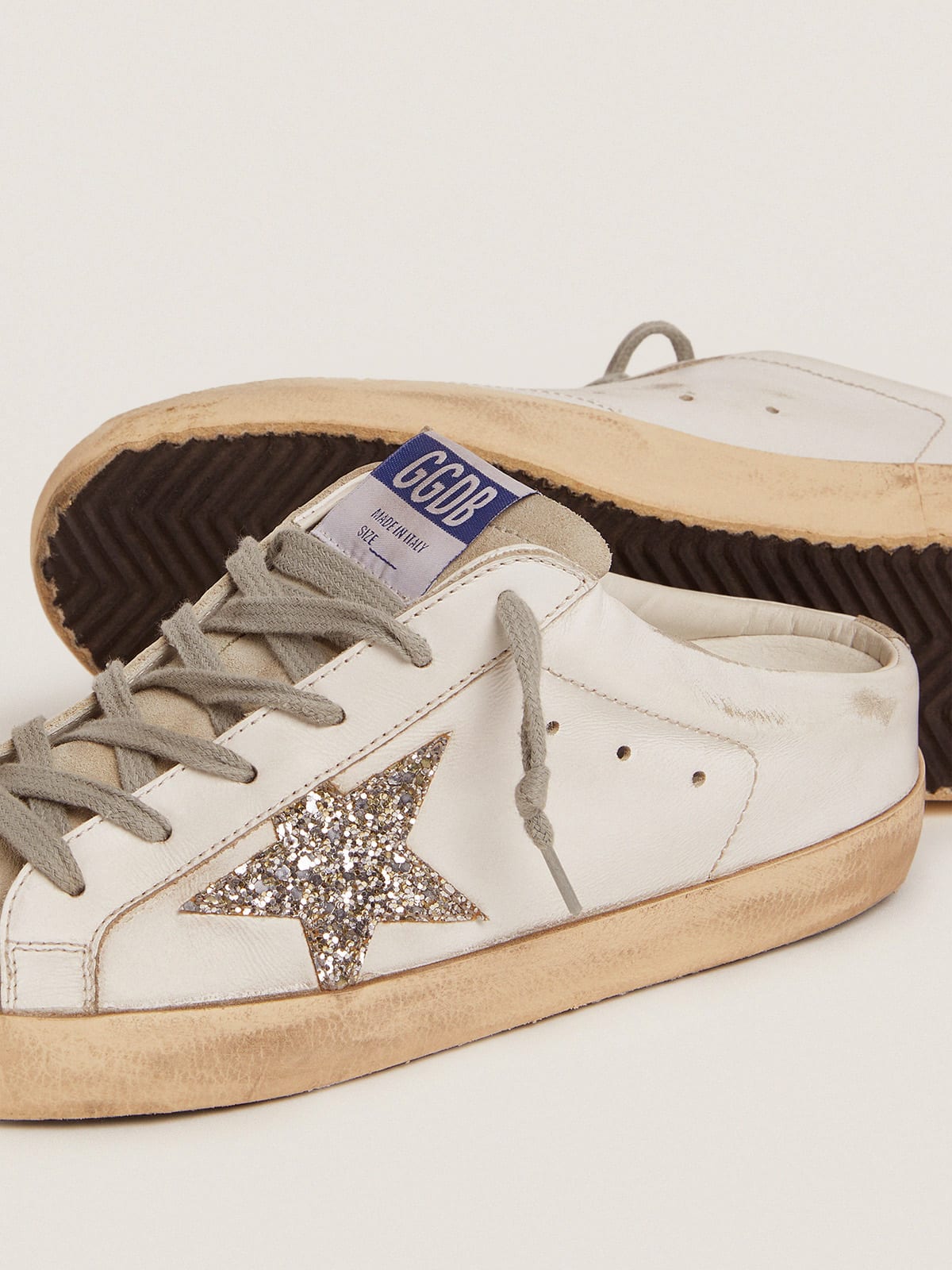 Super-Star Sabot in pelle bianca e suede grigio con stella in glitter argento