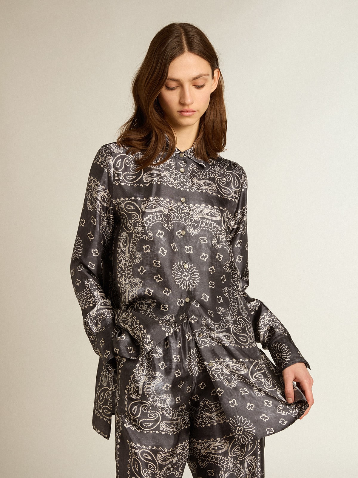 Camicia pigiama di colore antracite con stampa paisley