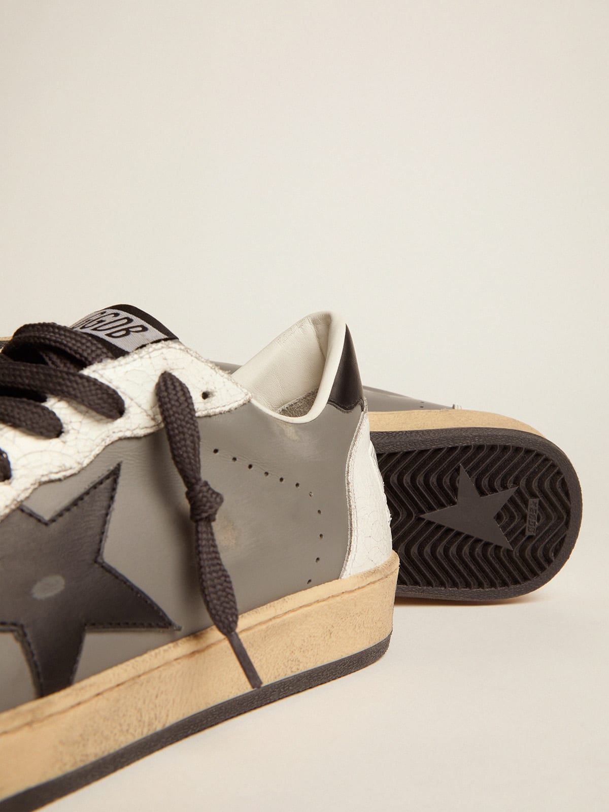 Ball Star in pelle grigia con stella e talloncino in pelle nera
