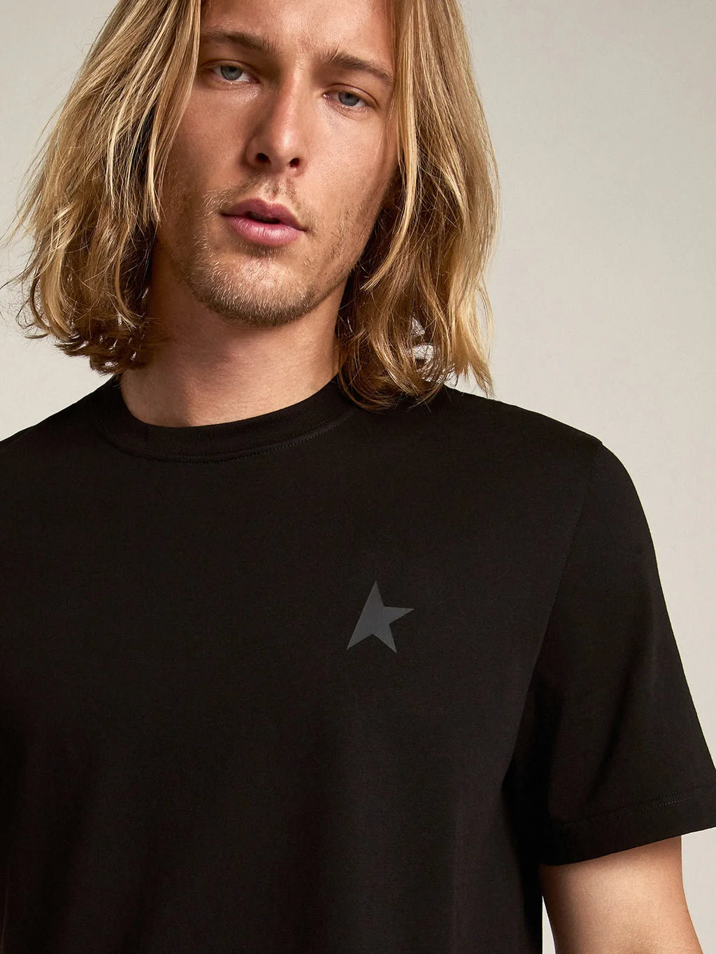 T-shirt nera Collezione Star con stella ton sur ton sul davanti