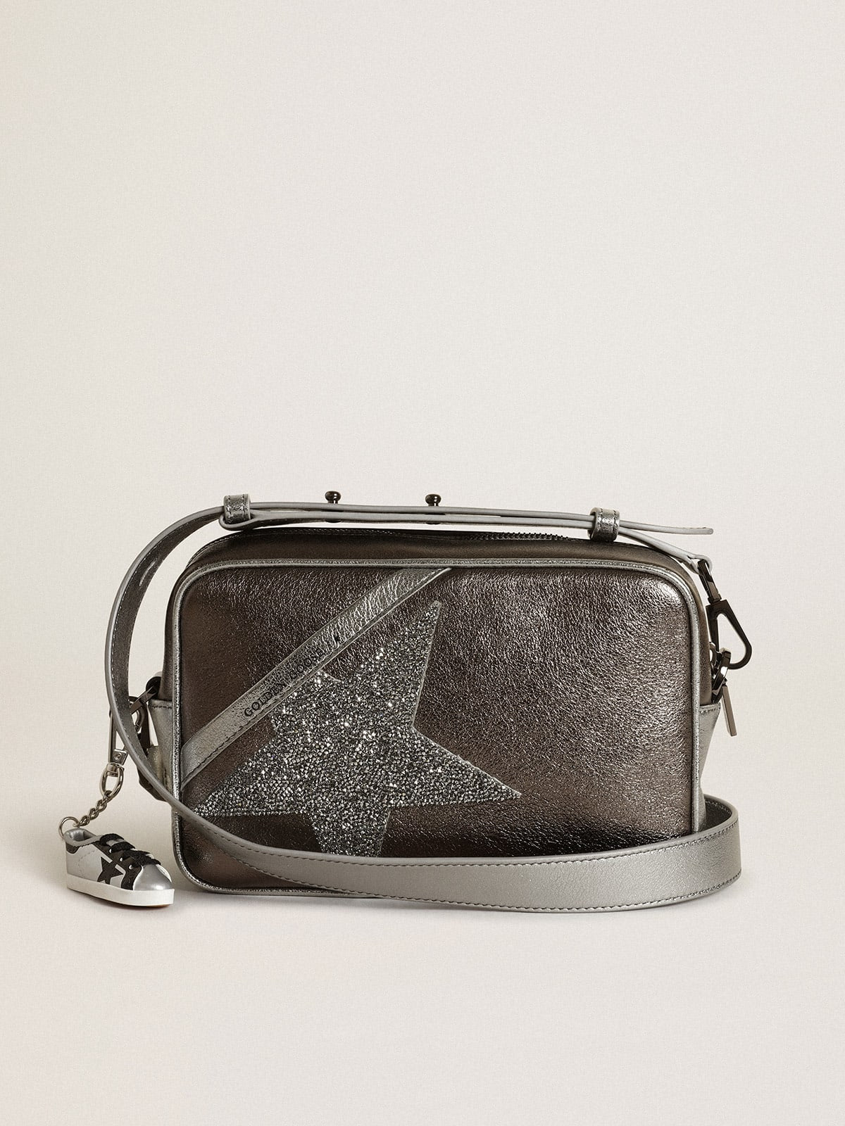 Borsa Star Bag in pelle laminata color argento e grigio antracite con stella in cristalli Swarovski