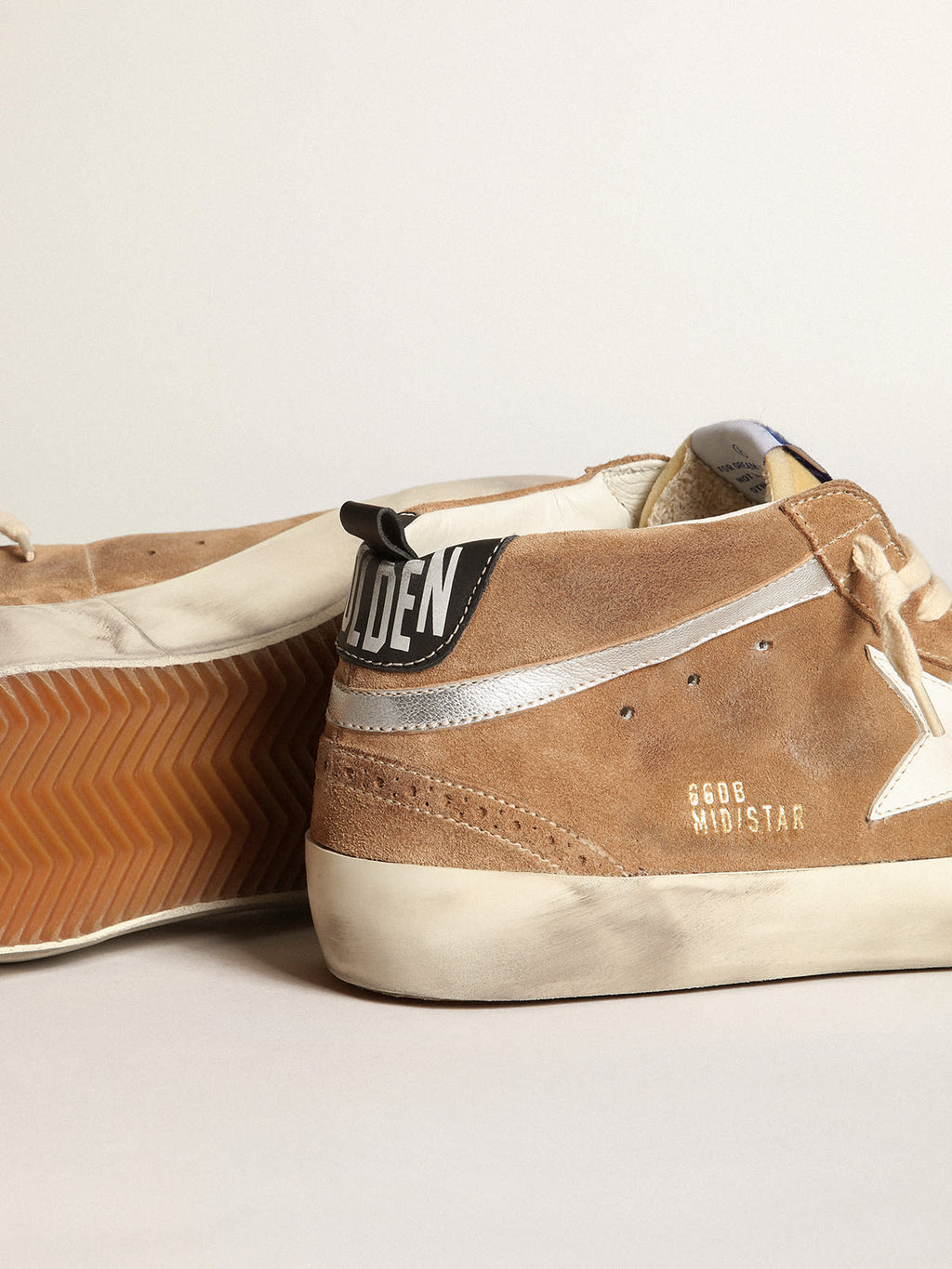 Sneaker Mid Star in suede tabacco con stella in pelle bianca e virgola in pelle laminata argento