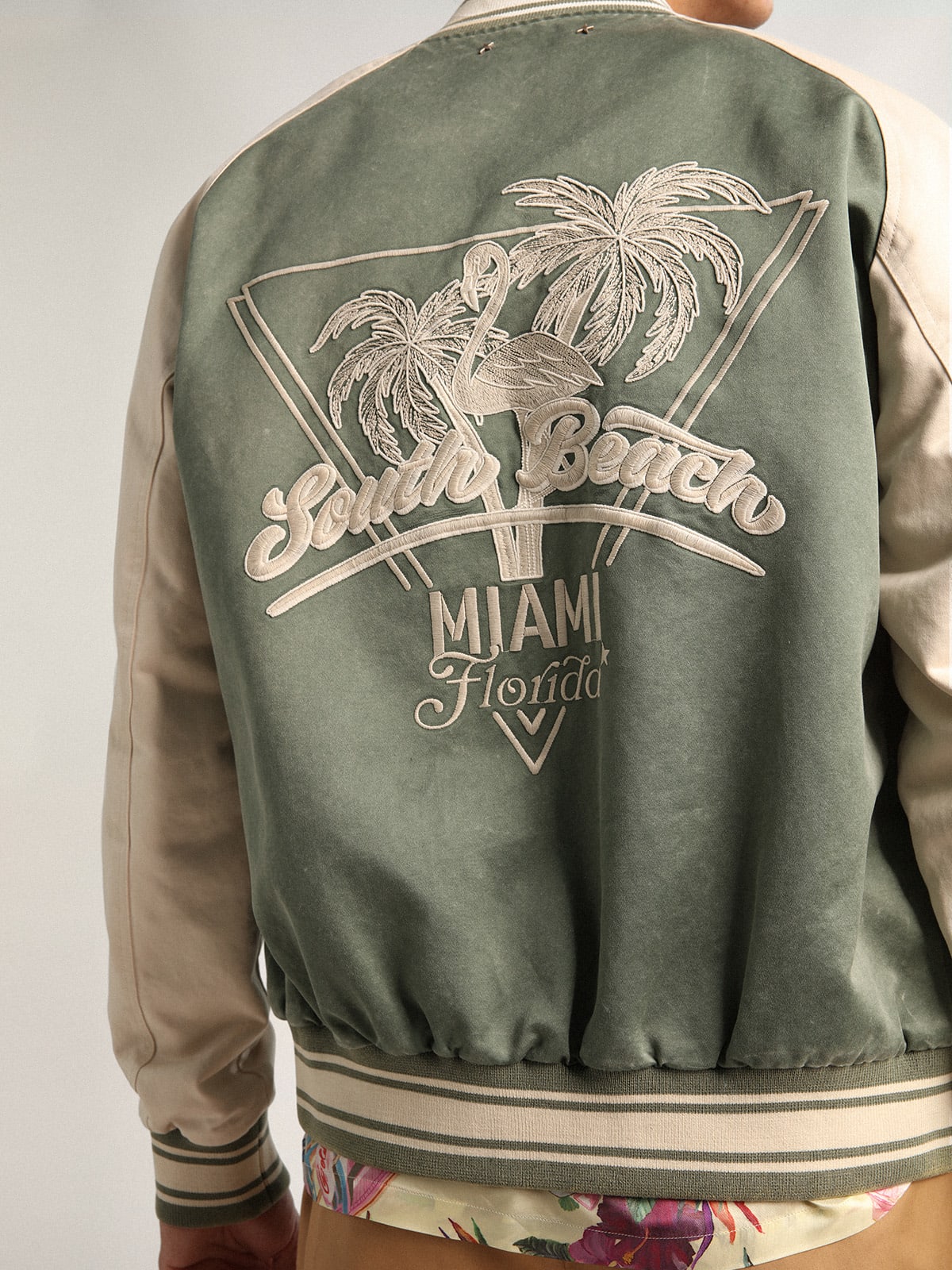 Bomber Eric verde militare e bianco Collezione Journey dall'effetto lived-in con ricamo a contrasto sul retro