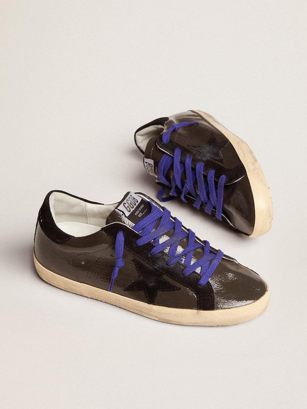 Super-Star in pelle verniciata grigia con inserti in suede nero
