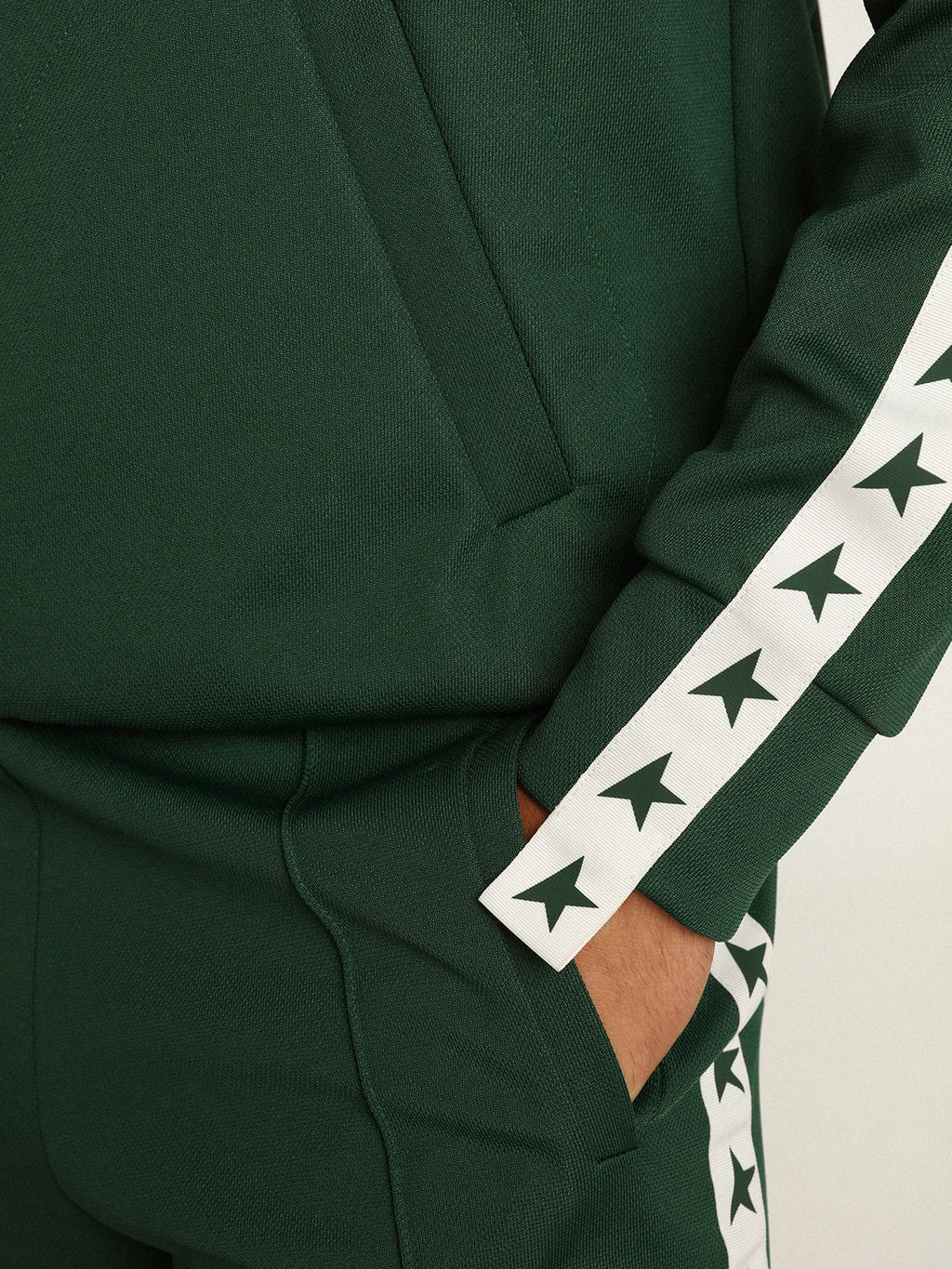 Felpa con zip da uomo di colore verde con nastro bianco e stelle a contrasto