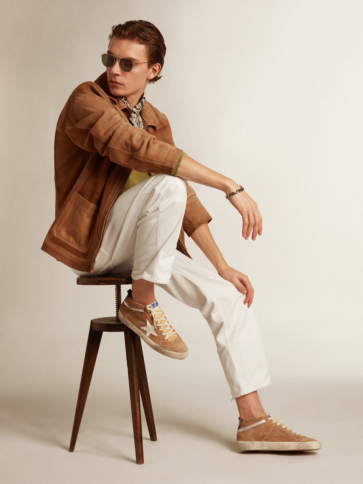 Sneaker Mid Star in suede tabacco con stella in pelle bianca e virgola in pelle laminata argento
