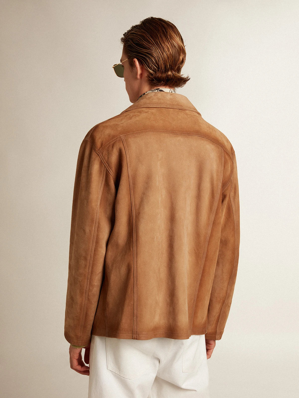 Giacca in pelle color sabbia con patch e chiusura con zip
