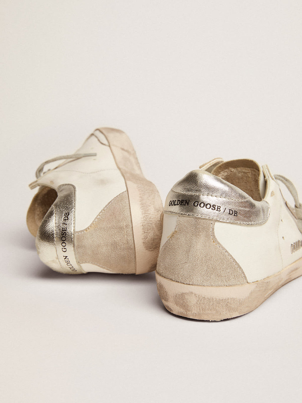Sneakers Super-Star donna con talloncino argentato e metal studs lettering