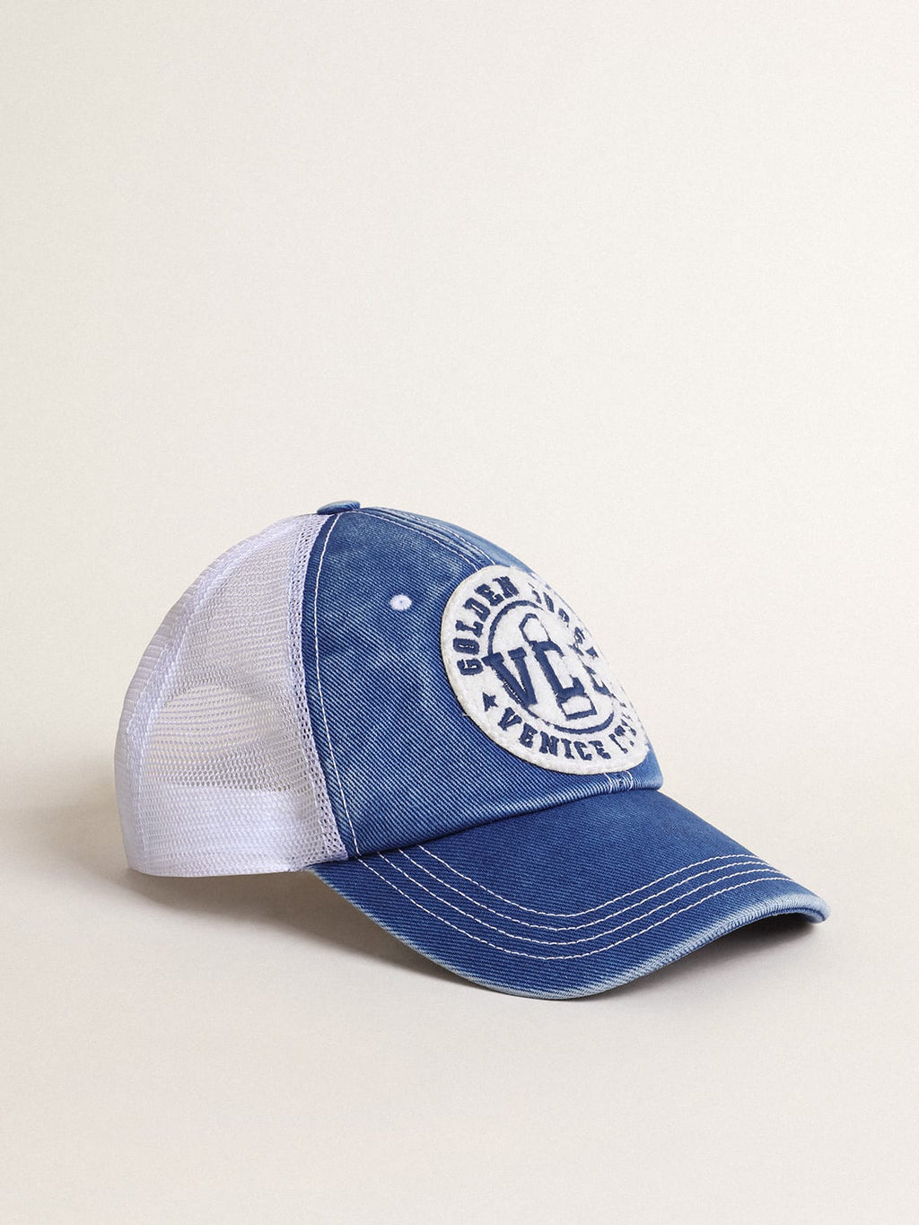 Cappellino di cotone bluette vintage con rete bianca e patch sul davanti