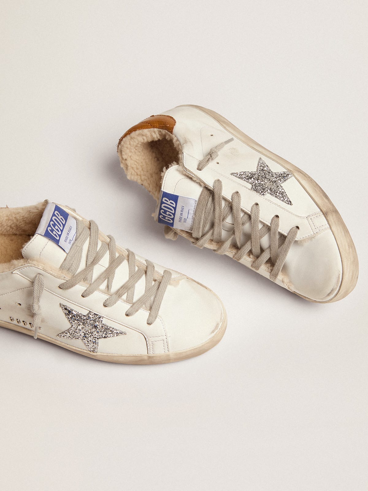 Sneaker Super-Star foderate in shearling con stella in glitter argento e talloncino in pelle con stampa lucertola color tortora