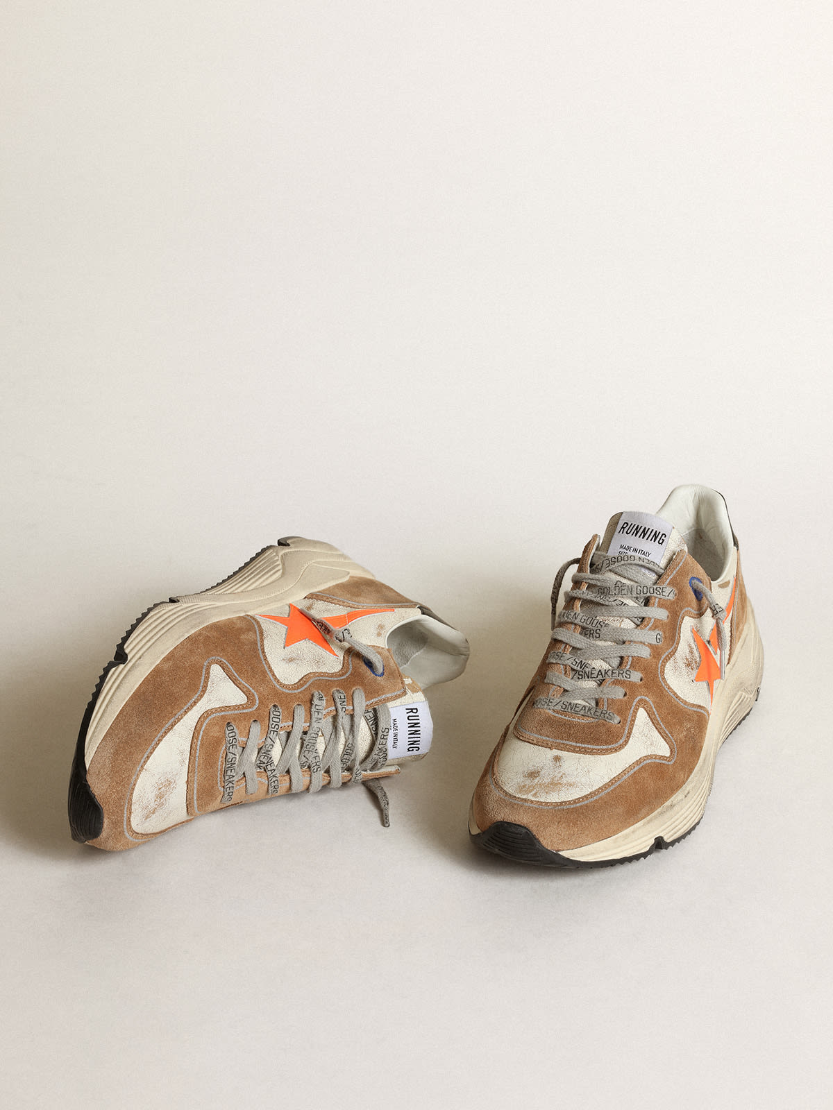Sneaker Running Sole LTD in pelle lucida bianca e suede tabacco con stella in pelle arancione fluo