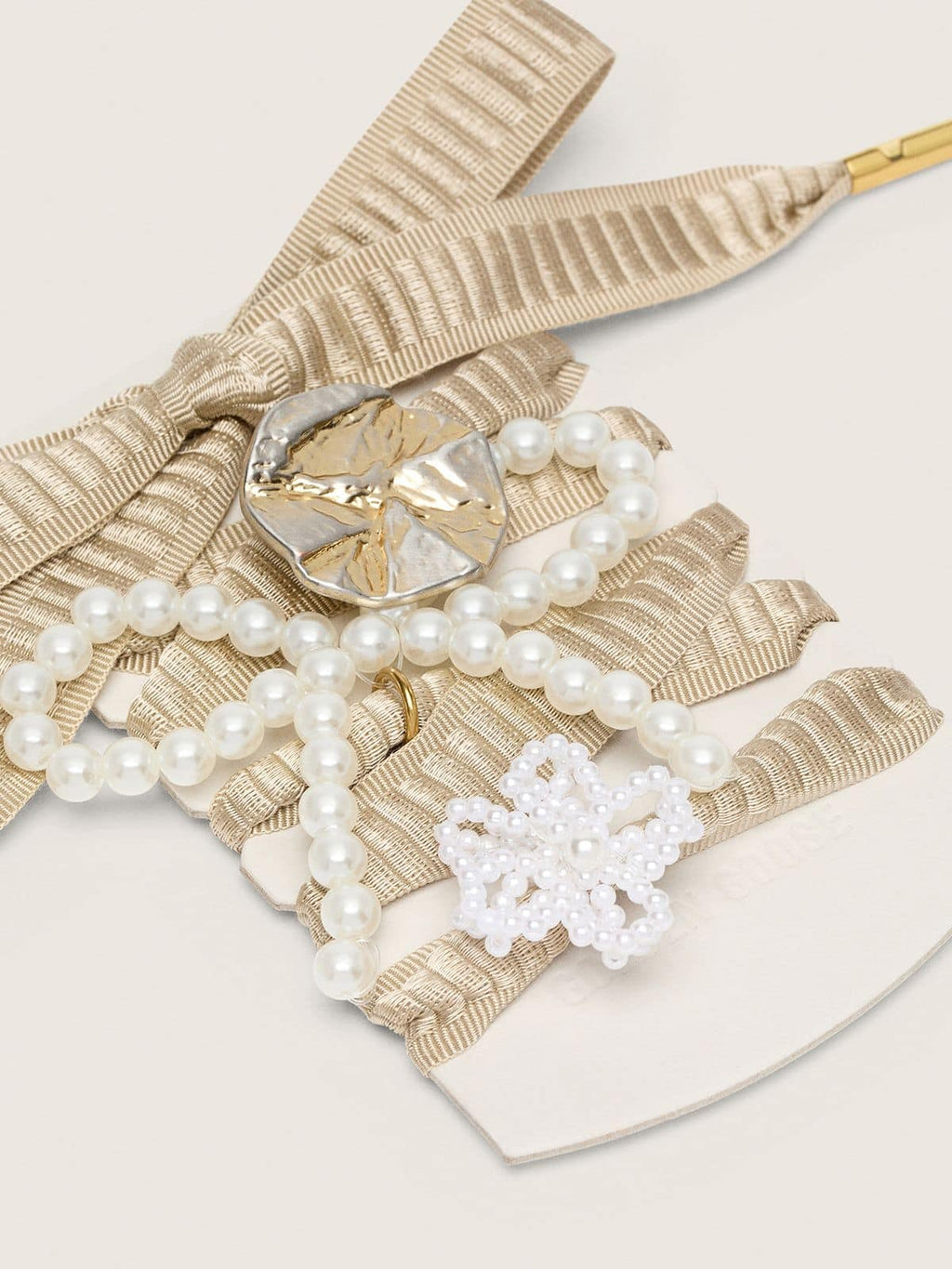 Skins "Sparkling" beige embroidered laces embellished with beaded charms and gold charm