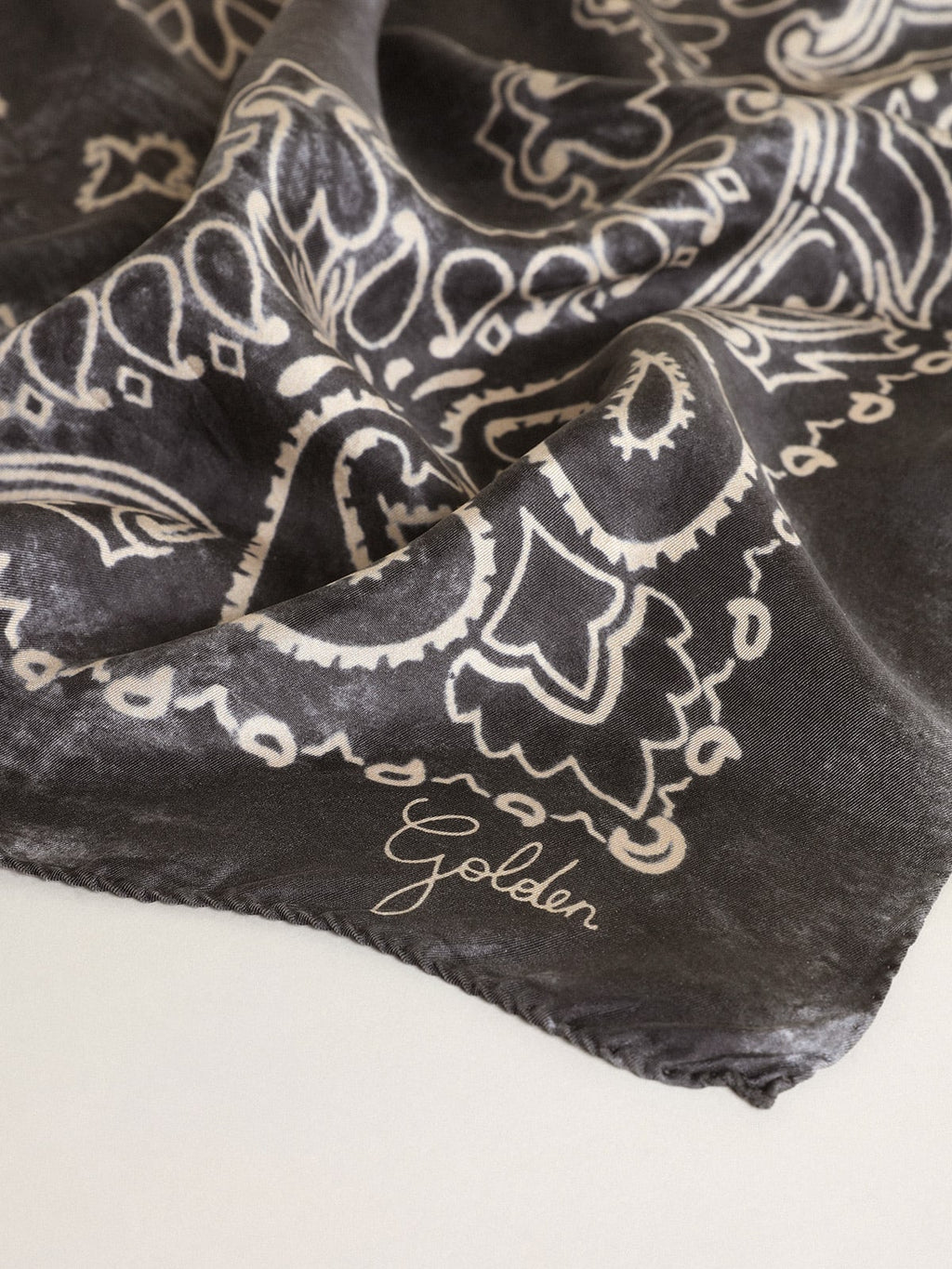 Foulard Collezione Golden di colore grigio antracite con motivo paisley