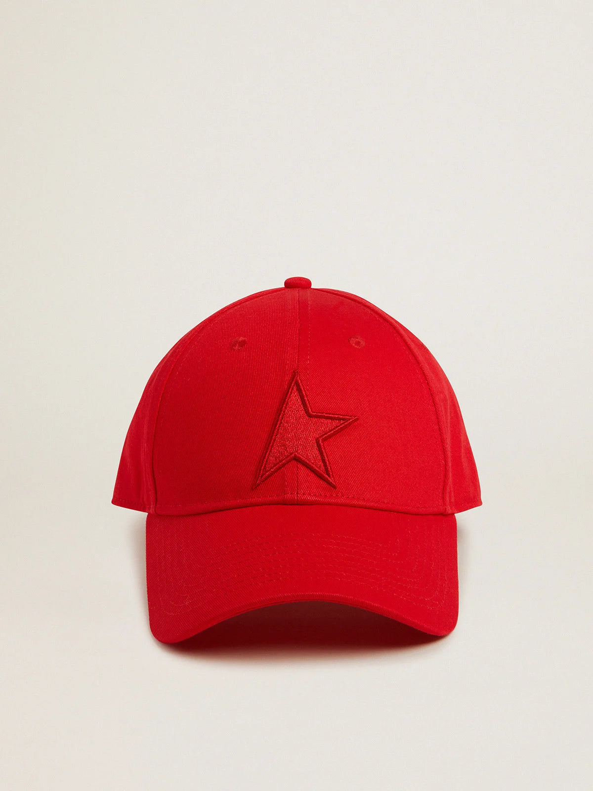 Cappellino in cotone color rosso con toppa a forma di stella ton sur ton sul davanti