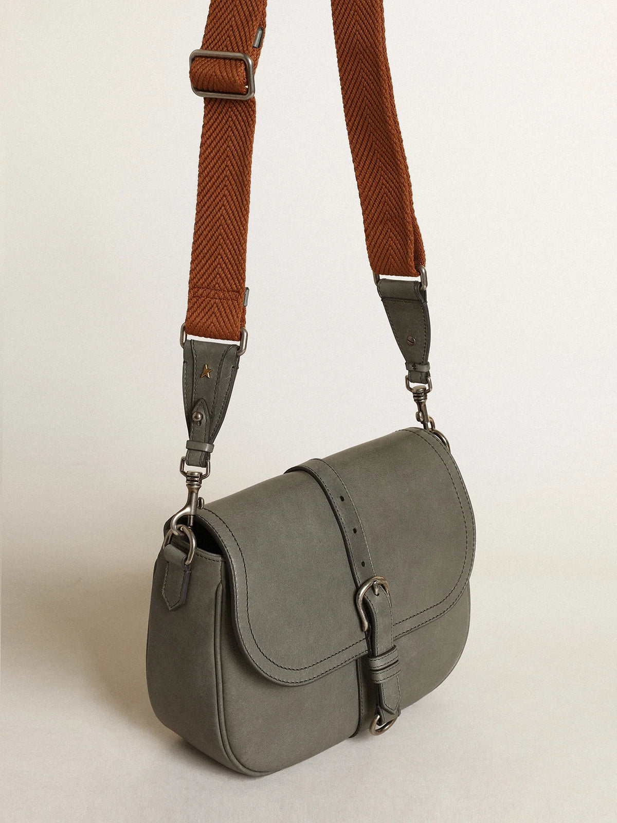 Borsa Sally Bag medium in pelle color grigio pietra con fibbia e tracolla a contrasto