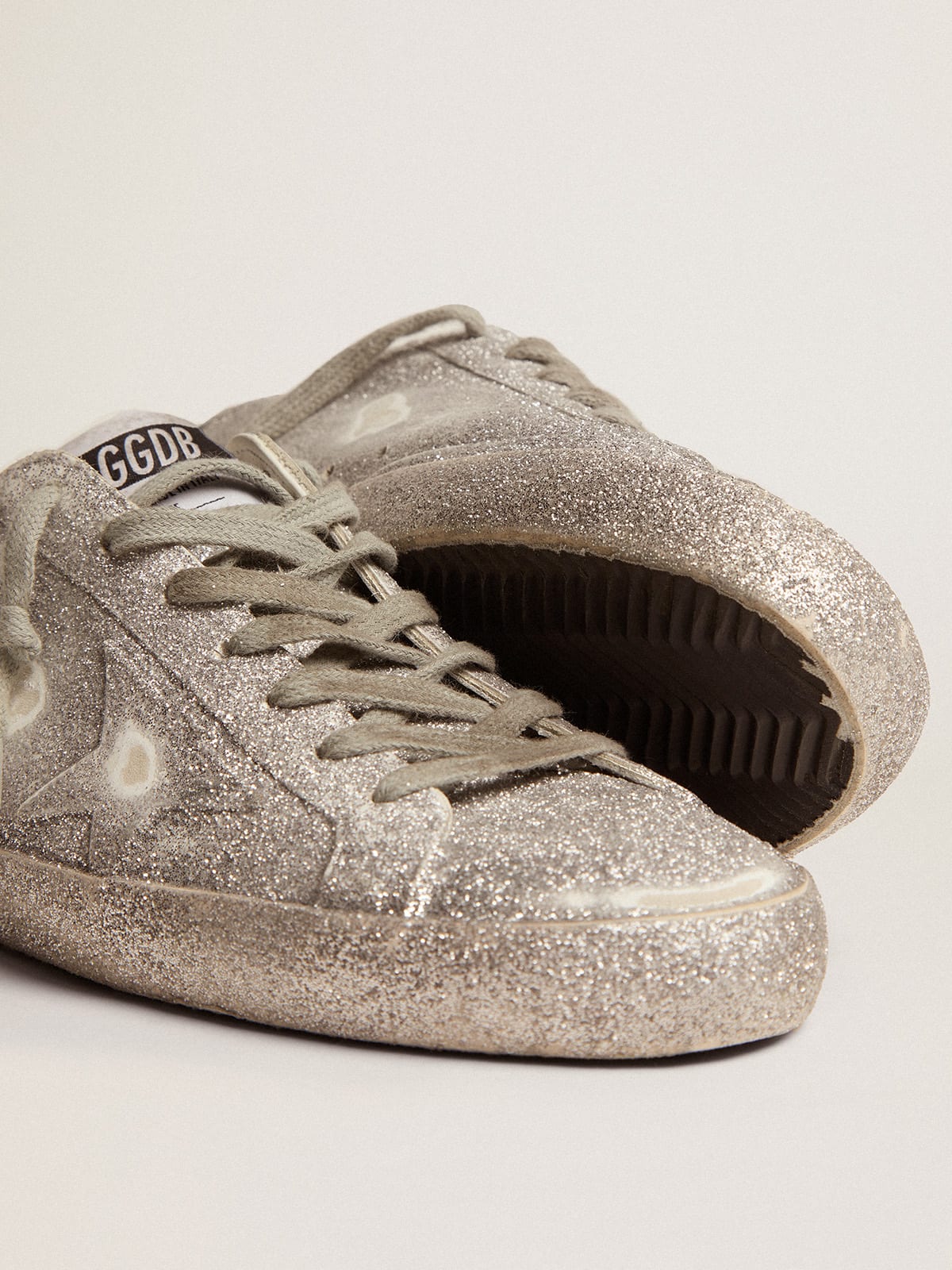 Sneaker Super-Star in pelle color argento con polverizzazione glitter all-over