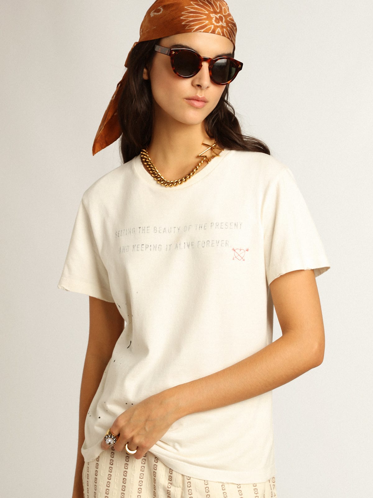 T-shirt di colore bianco con scritta e ricamo