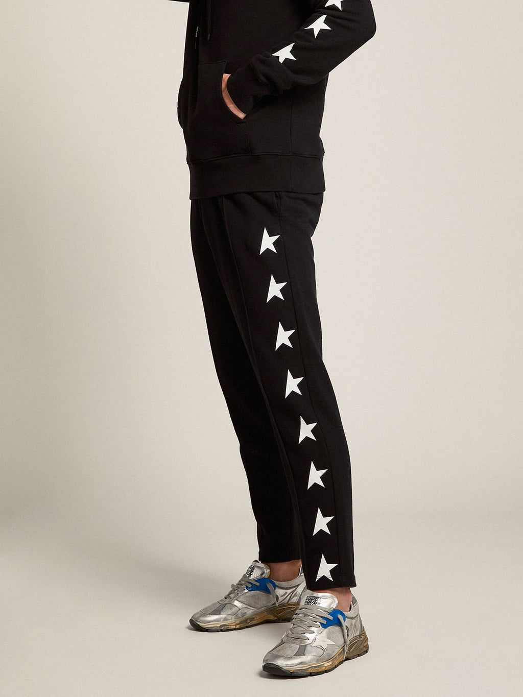 Pantalone jogging di colore nero con stelle bianche a contrasto