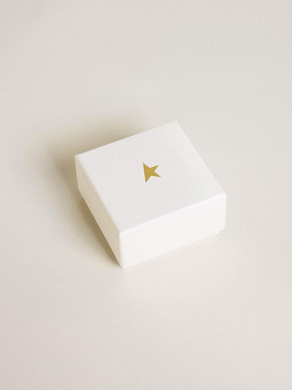 Bee-shaped charm in gold-colored brass with crystals