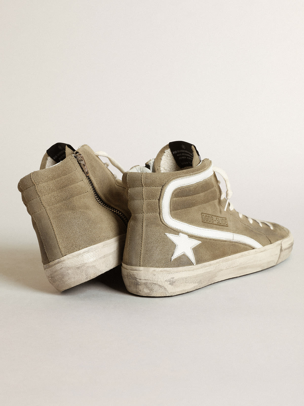 Sneaker Slide in suede verde militare con stella e virgola in pelle bianca
