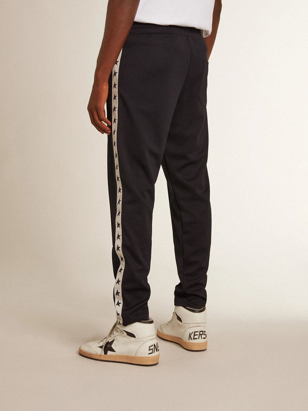 Pantalone jogging di colore blu scuro con nastro e stelle a contrasto