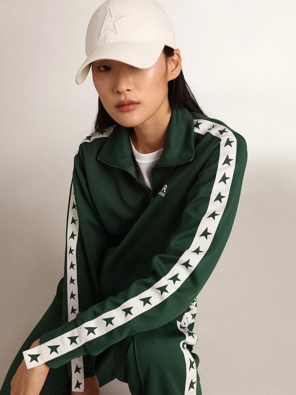Felpa con zip da donna di colore verde con nastro bianco e stelle a contrasto