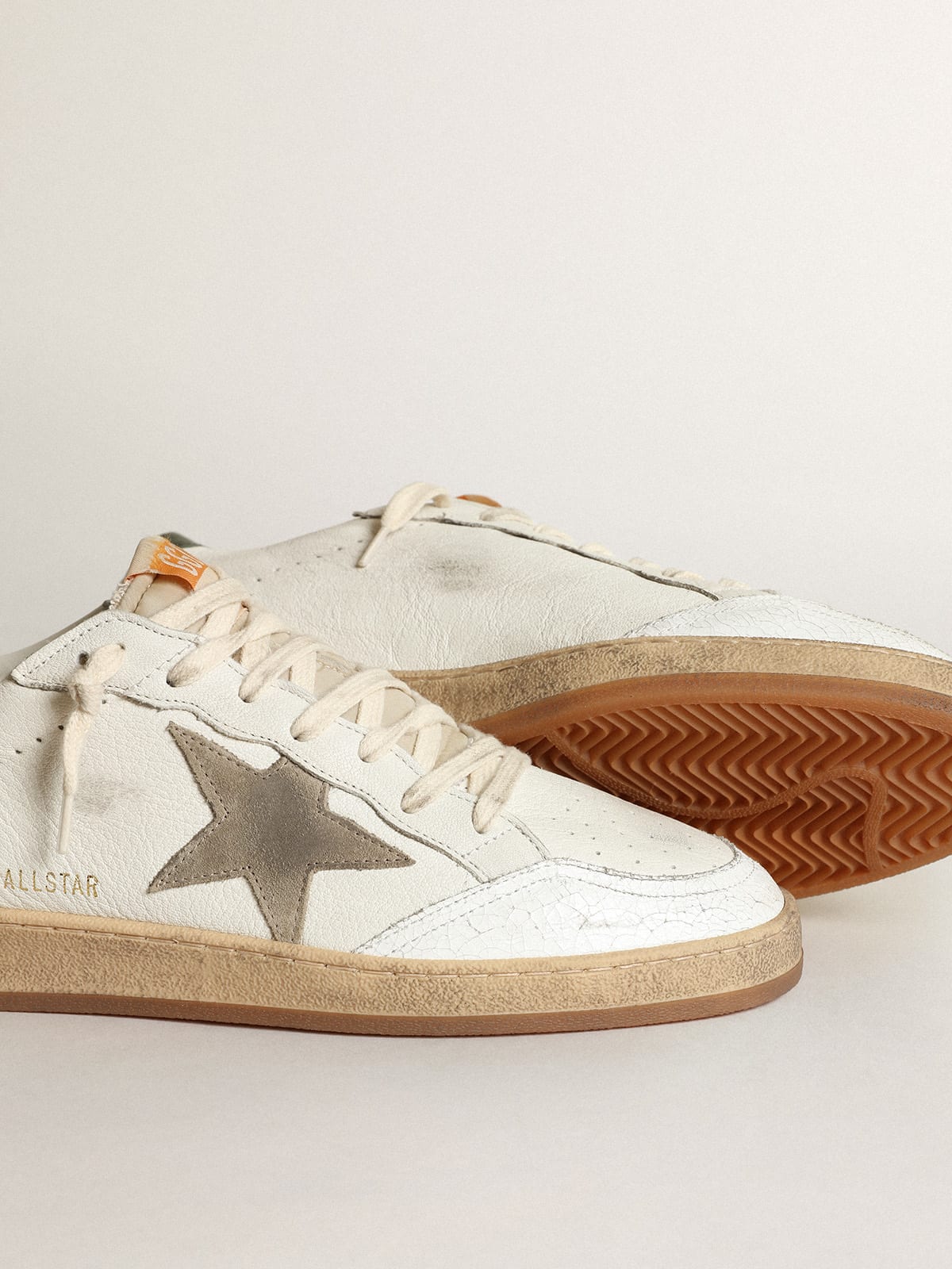 Sneaker Ball Star in nappa bianca con stella in suede tortora e talloncino in pelle verde scuro