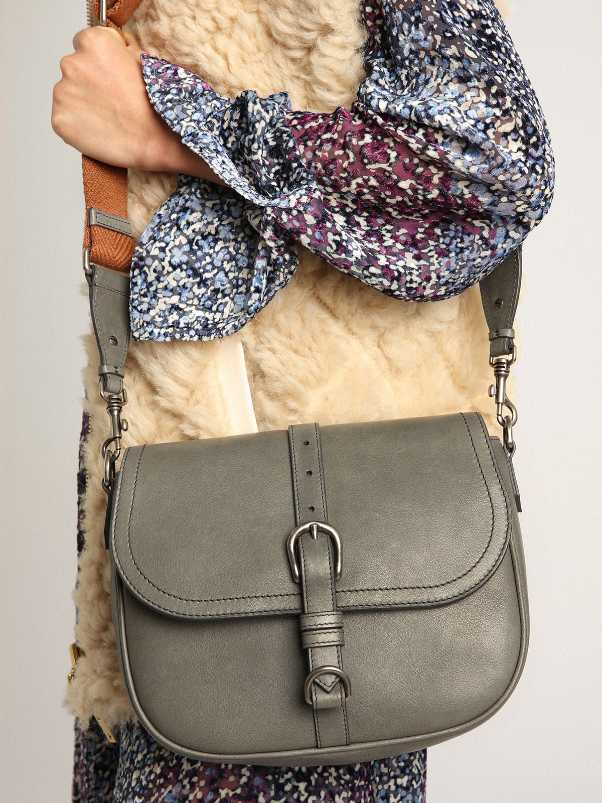 Borsa Sally Bag medium in pelle color grigio pietra con fibbia e tracolla a contrasto