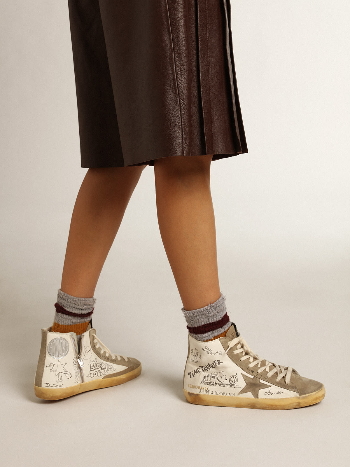 Sneaker Francy Donna con inserti in suede color tortora e scritte nere all-over