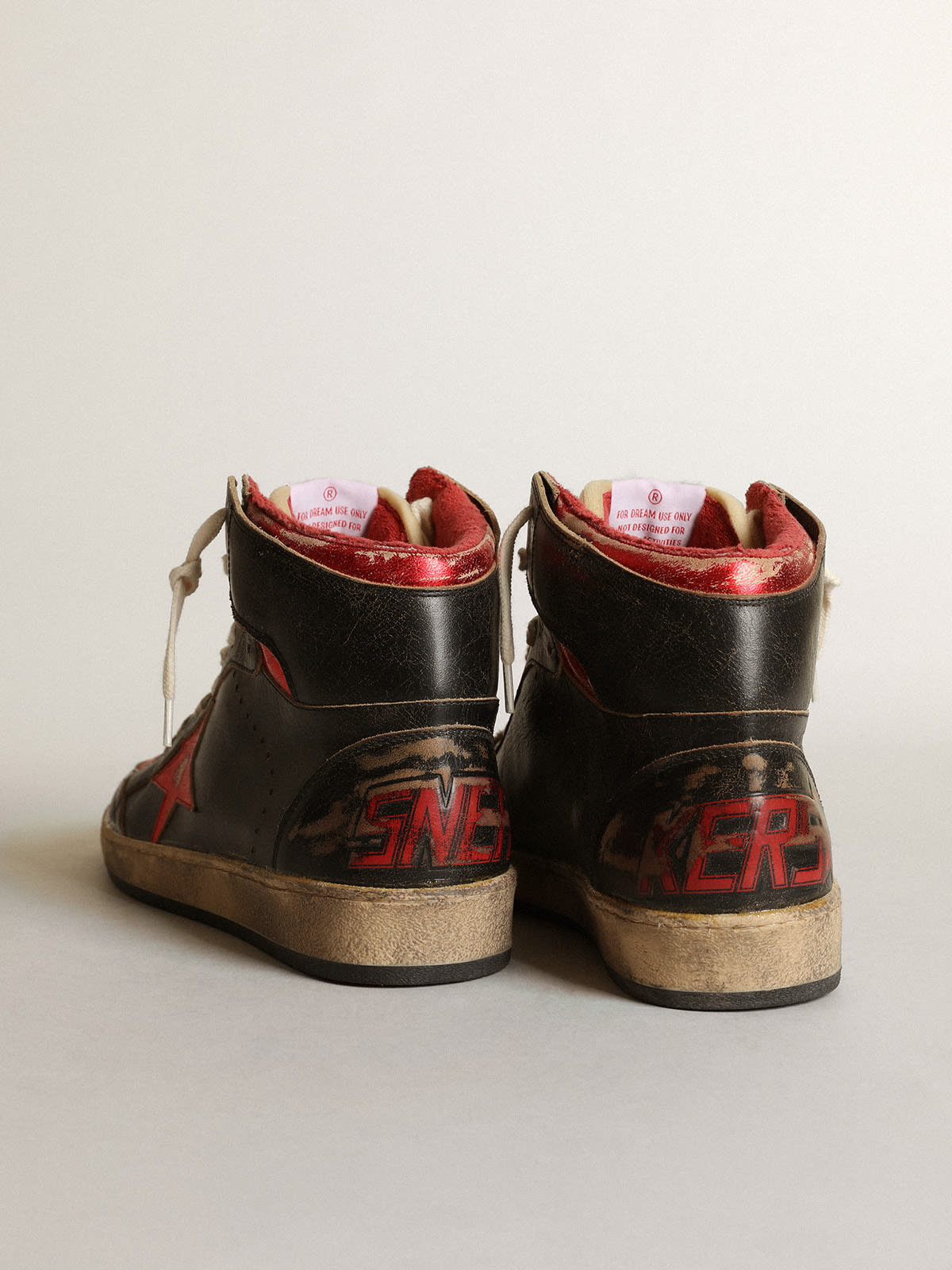 Sneaker Sky-Star Uomo in pelle lucida nera con stella in pelle laminata rossa