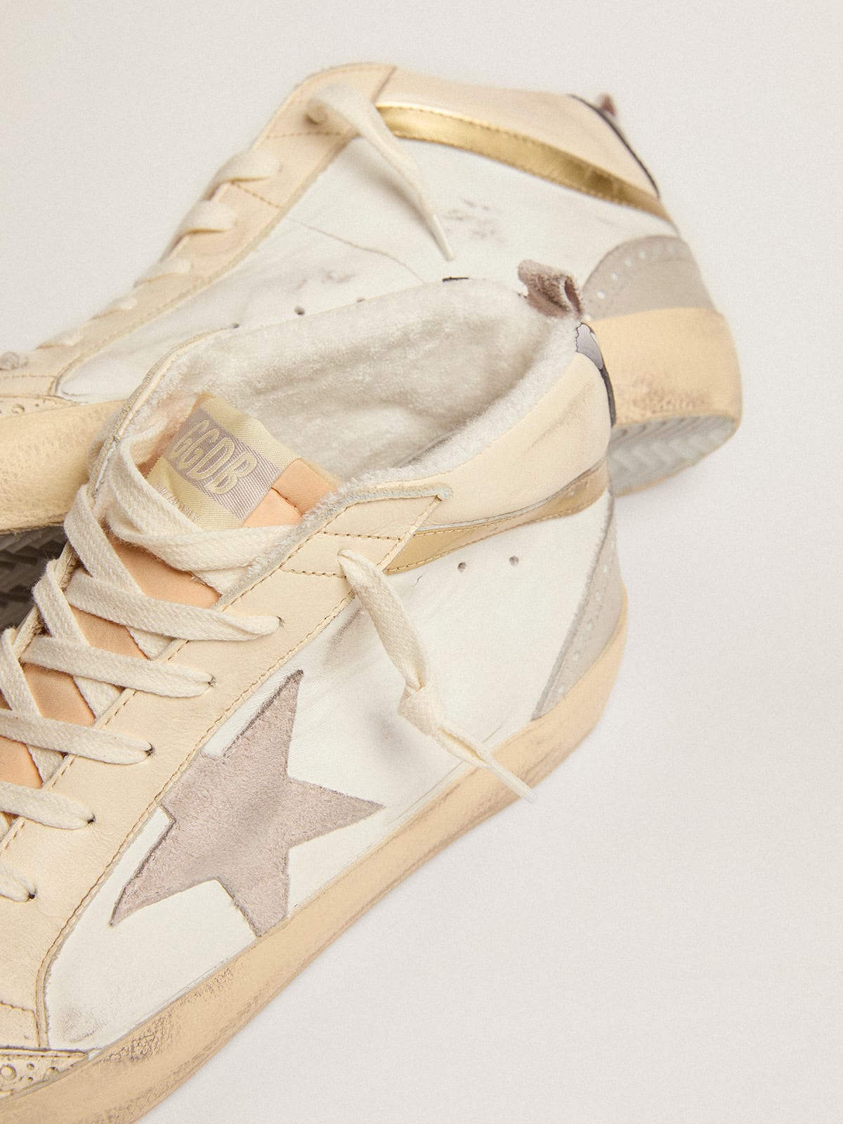 Sneaker Mid Star con stella in suede color grigio chiaro e virgola in pelle dorata effetto cromato