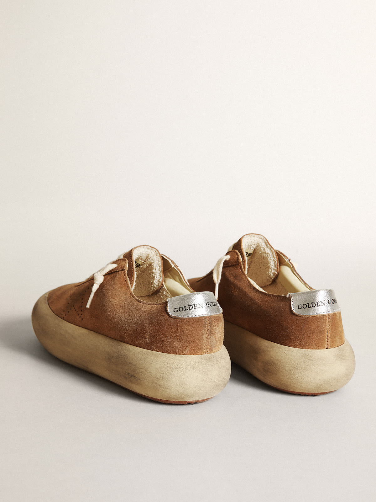 Space-Star Donna in suede color tabacco con stella traforata e talloncino in pelle laminata argento