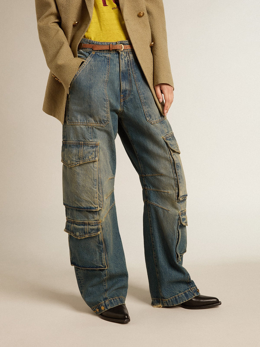 Pantalone blu jeans dal trattamento distressed