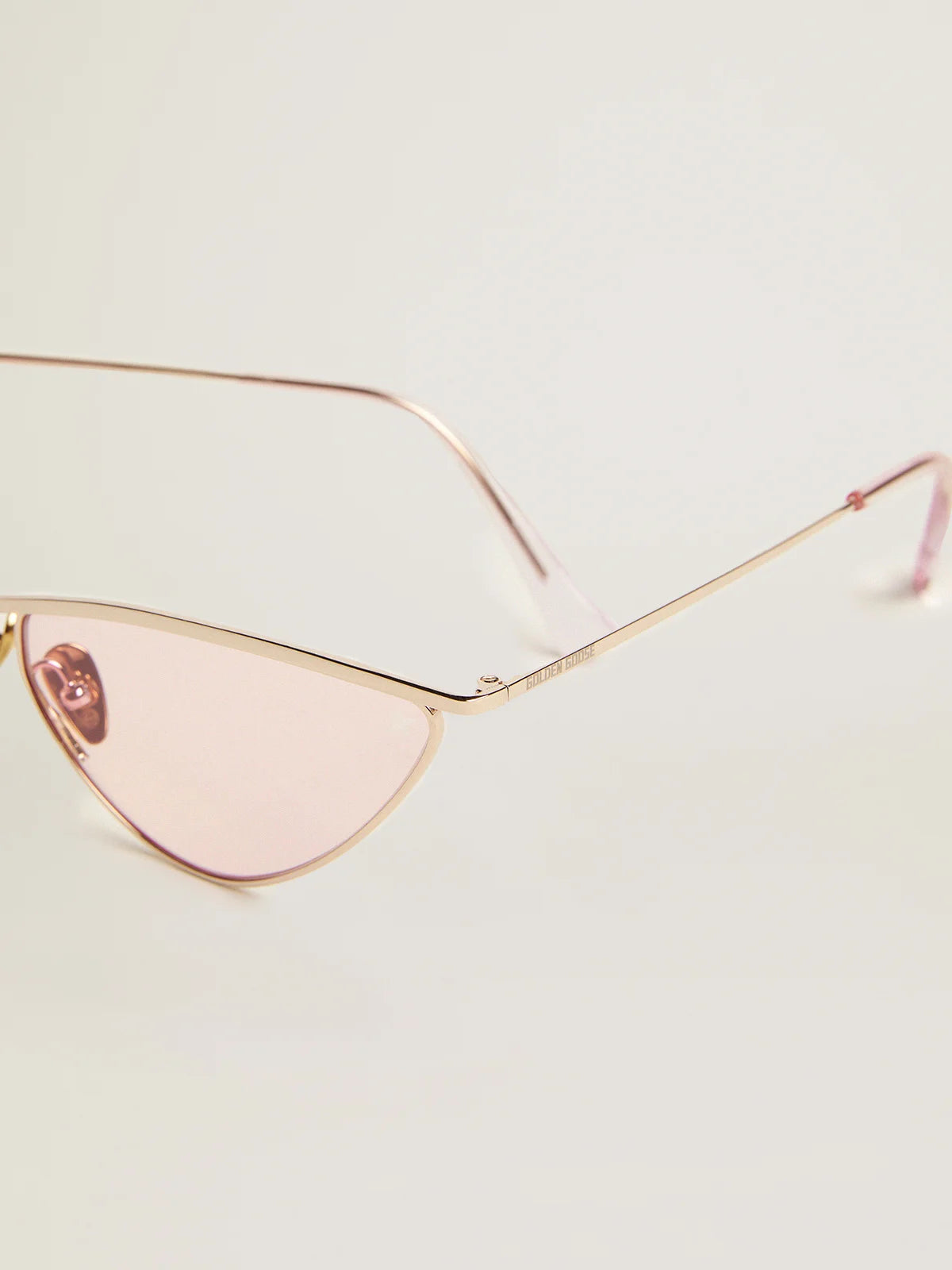 Sunframe Scarlett modello cat eye con montatura color oro rosa e lenti rosa