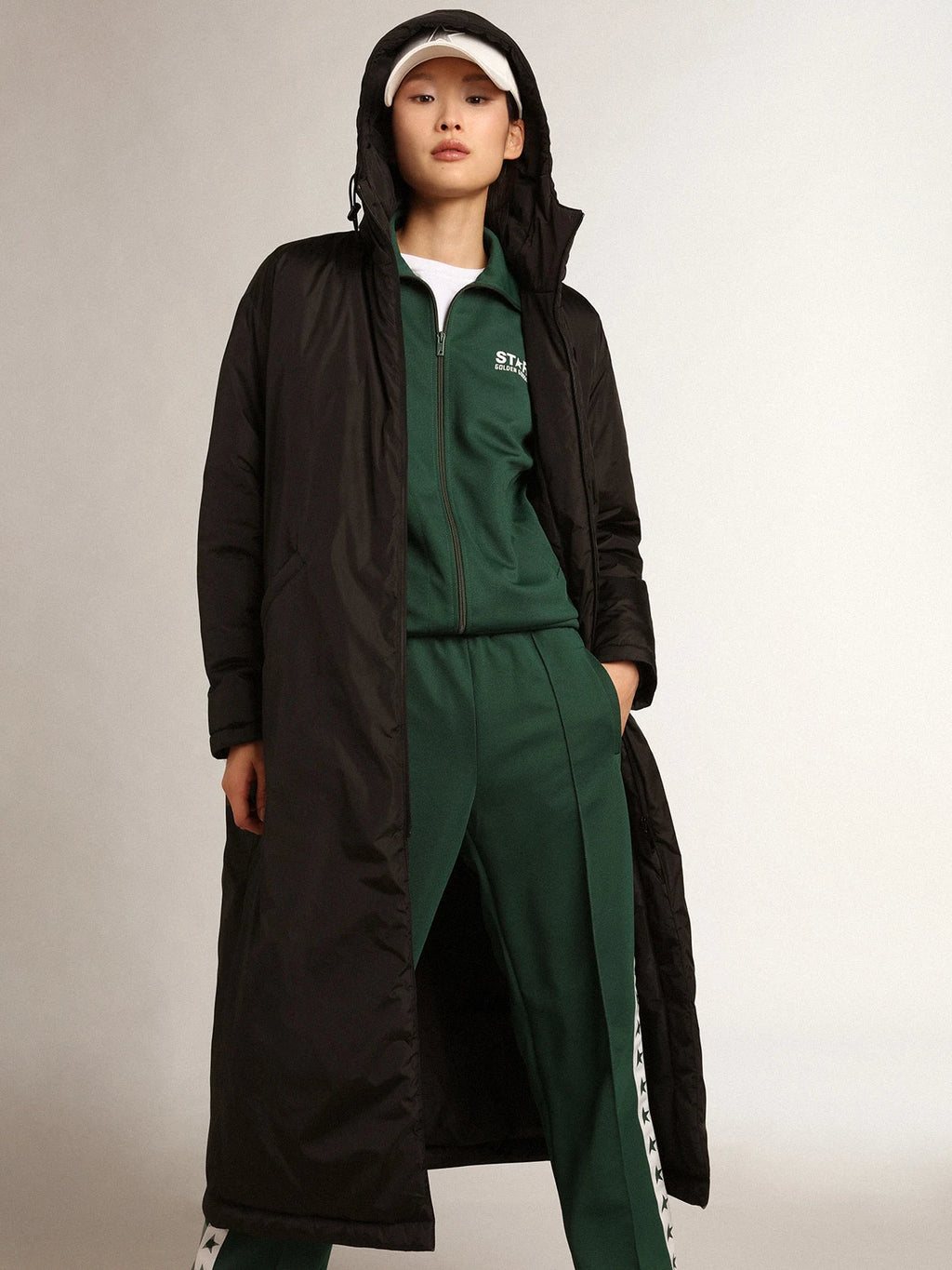 Giacca piumino alla caviglia da donna Collezione Star di colore nero con cappuccio