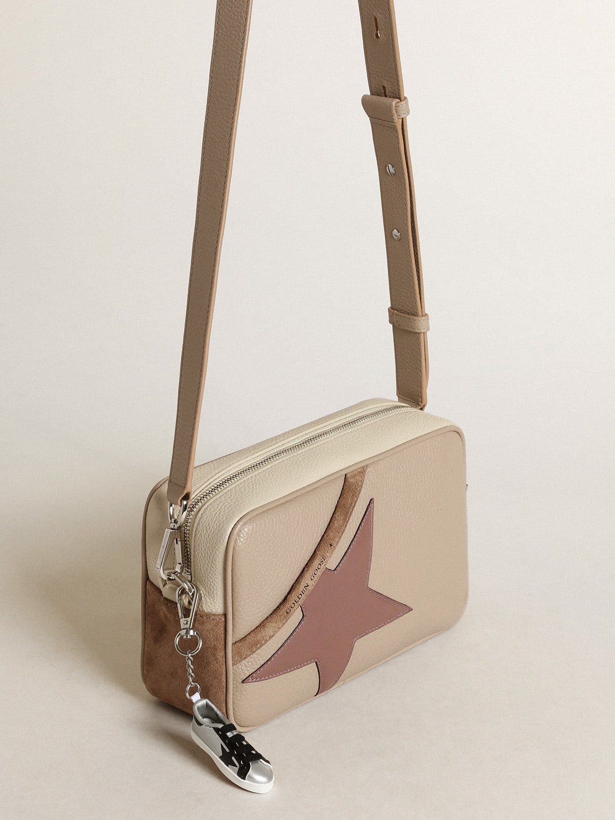 Borsa Star Bag large in pelle martellata color bianco sporco e suede color cappuccino con stella in pelle viola
