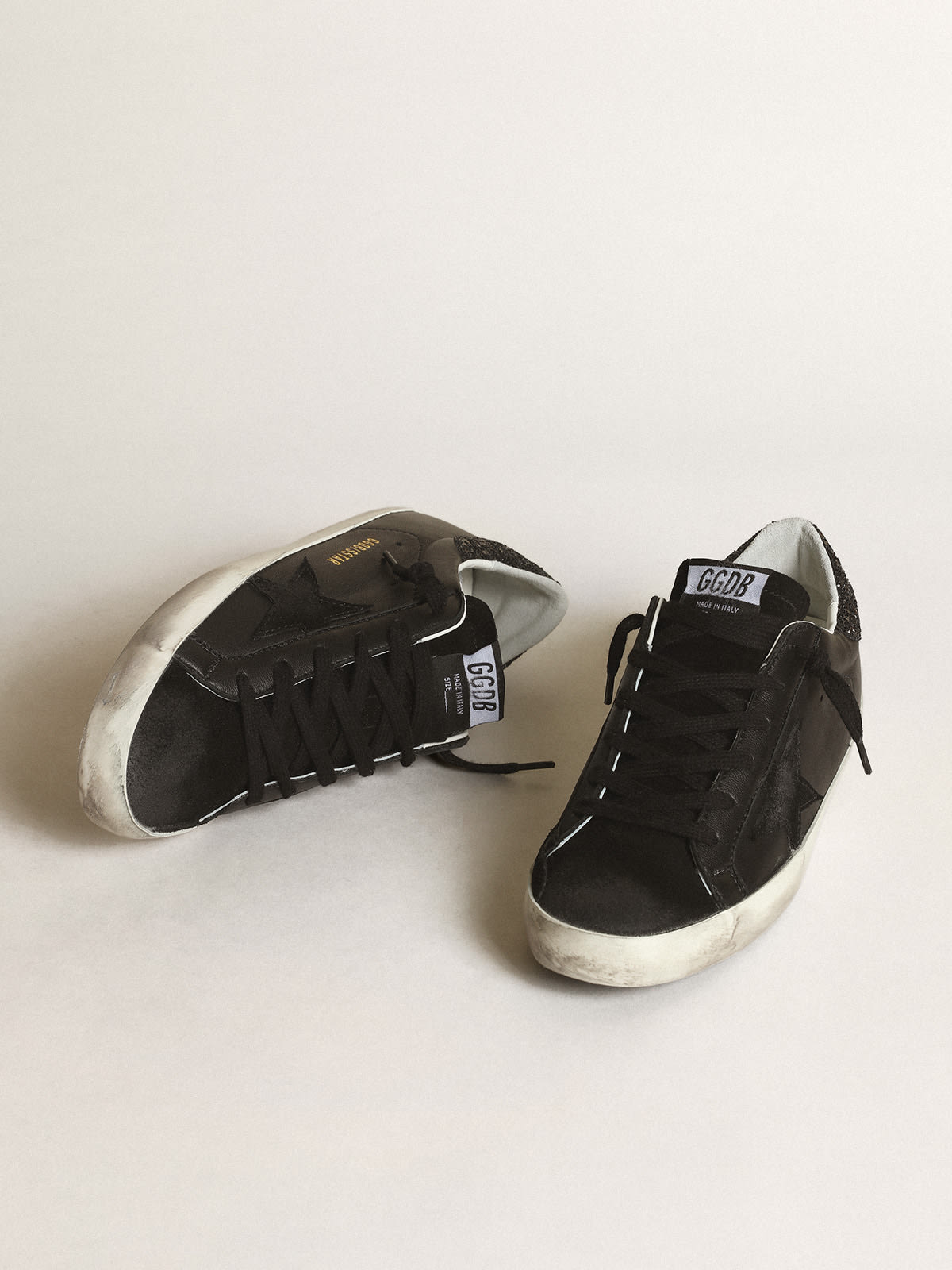 Sneaker Super-Star in nappa nera con stella in suede nero e talloncino in glitter neri