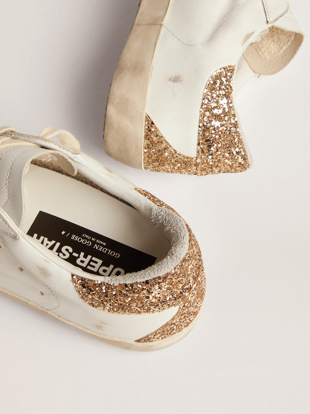 Sneaker Super-Star con stella in pelle color argento con stampa pitonata e talloncino in glitter dorati