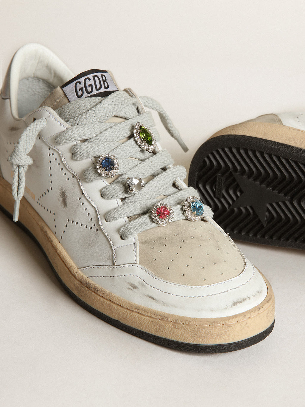 Sneaker Ball Star LAB in pelle bianca con stella traforata e accessori per lacci con cristalli multicolori