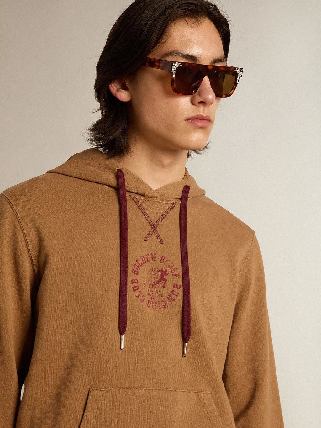 Felpa in cotone color malto con cappuccio