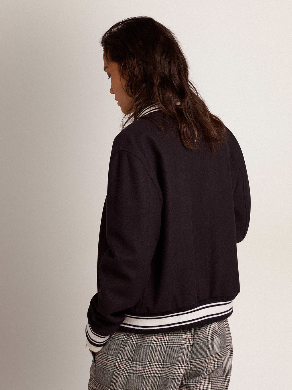 Giacca bomber in lana blu scuro con dettagli bianchi a contrasto