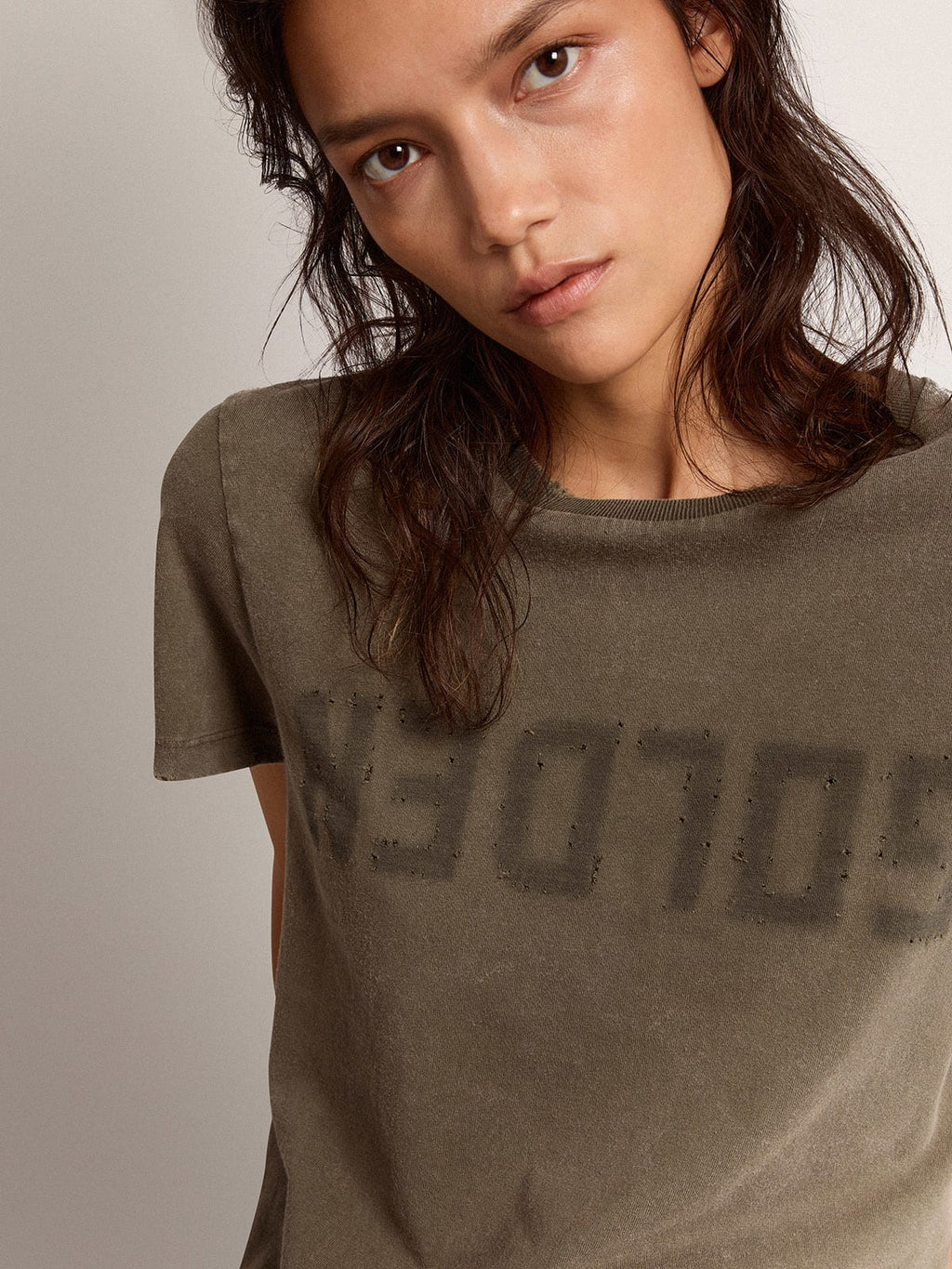 T-shirt color verde oliva dal fit regular con scritta Golden sul davanti