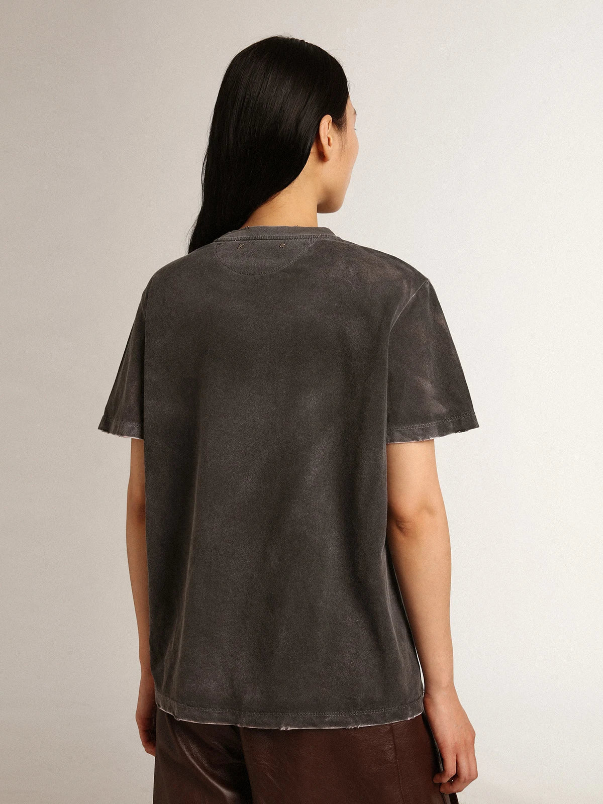 T-shirt grigia Collezione Journey dall'effetto invecchiato con stampa color rosa tenue a contrasto sul davanti e rotture manuali sui profili
